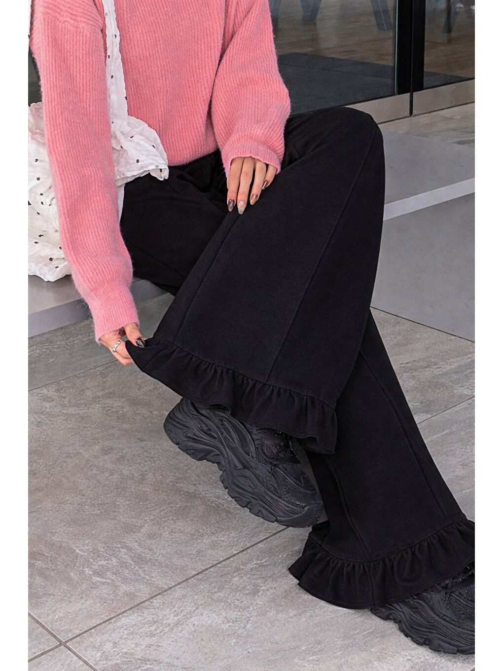 Siyah Kadın 2 İplik Salaş Kesim Feminen Fırfır Detaylı Bol Paça Eşofman Altı-6