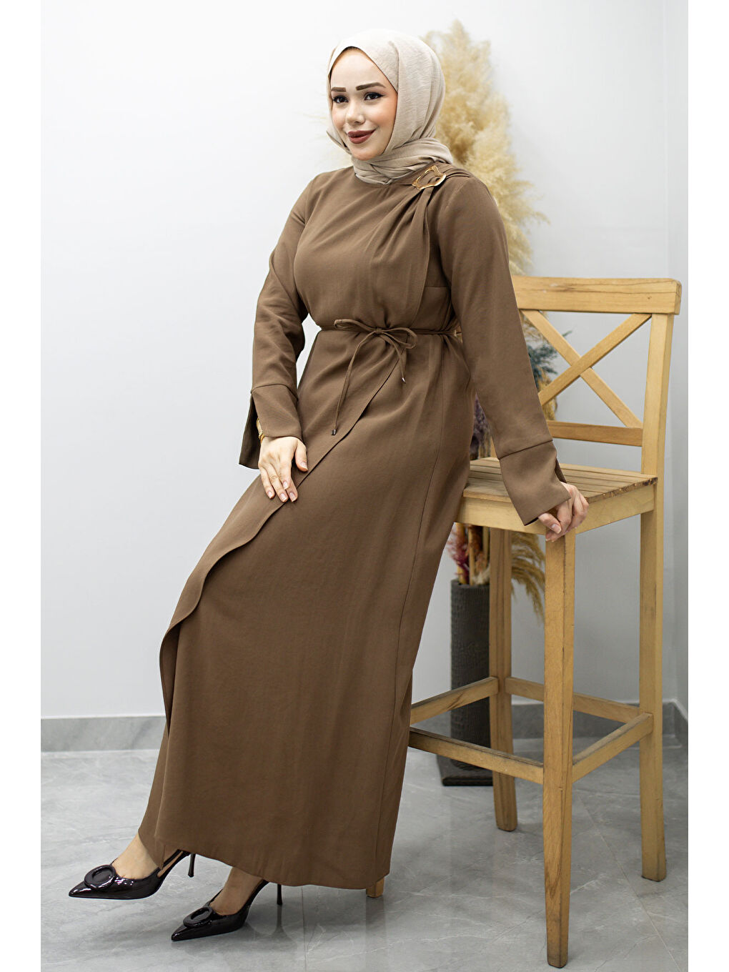 Broş Detaylı Kuşaklı Elbise TSD260198 Kahverengi-2