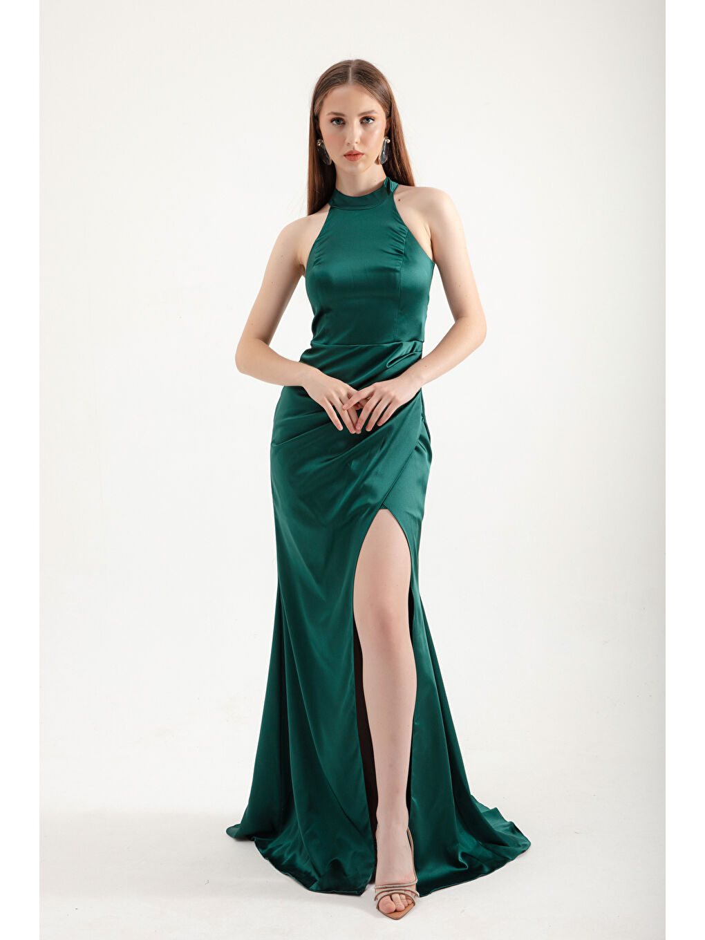 Kadın Zümrüt Yeşili Halter Yaka Yırtmaçlı Uzun Saten Abiye Elbise