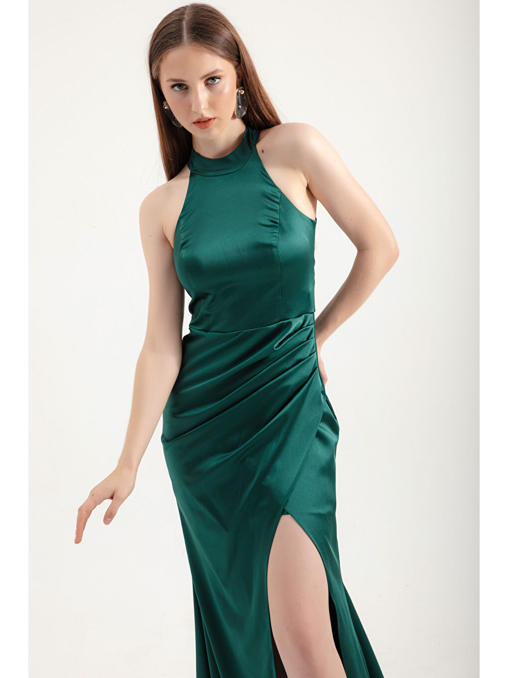 Kadın Zümrüt Yeşili Halter Yaka Yırtmaçlı Uzun Saten Abiye Elbise-1