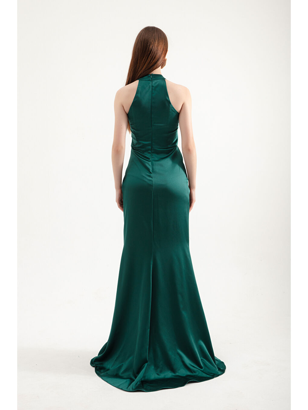 Kadın Zümrüt Yeşili Halter Yaka Yırtmaçlı Uzun Saten Abiye Elbise-4