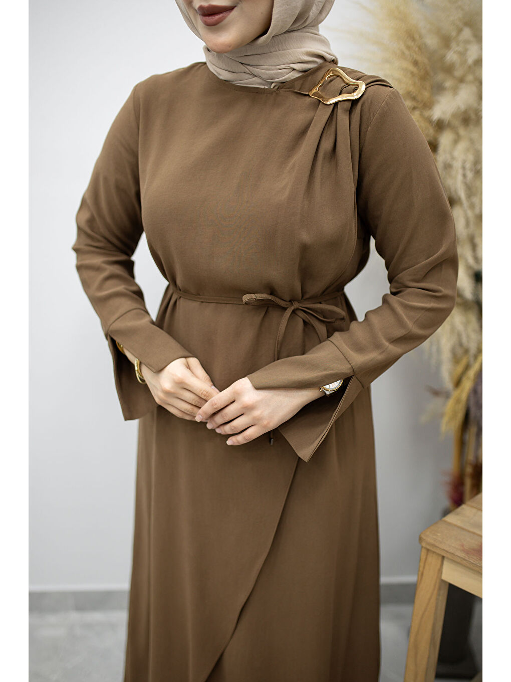 Broş Detaylı Kuşaklı Elbise TSD260198 Kahverengi-3