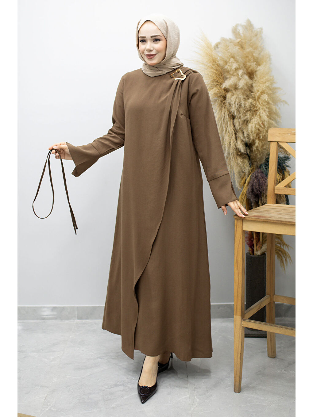 Broş Detaylı Kuşaklı Elbise TSD260198 Kahverengi-4