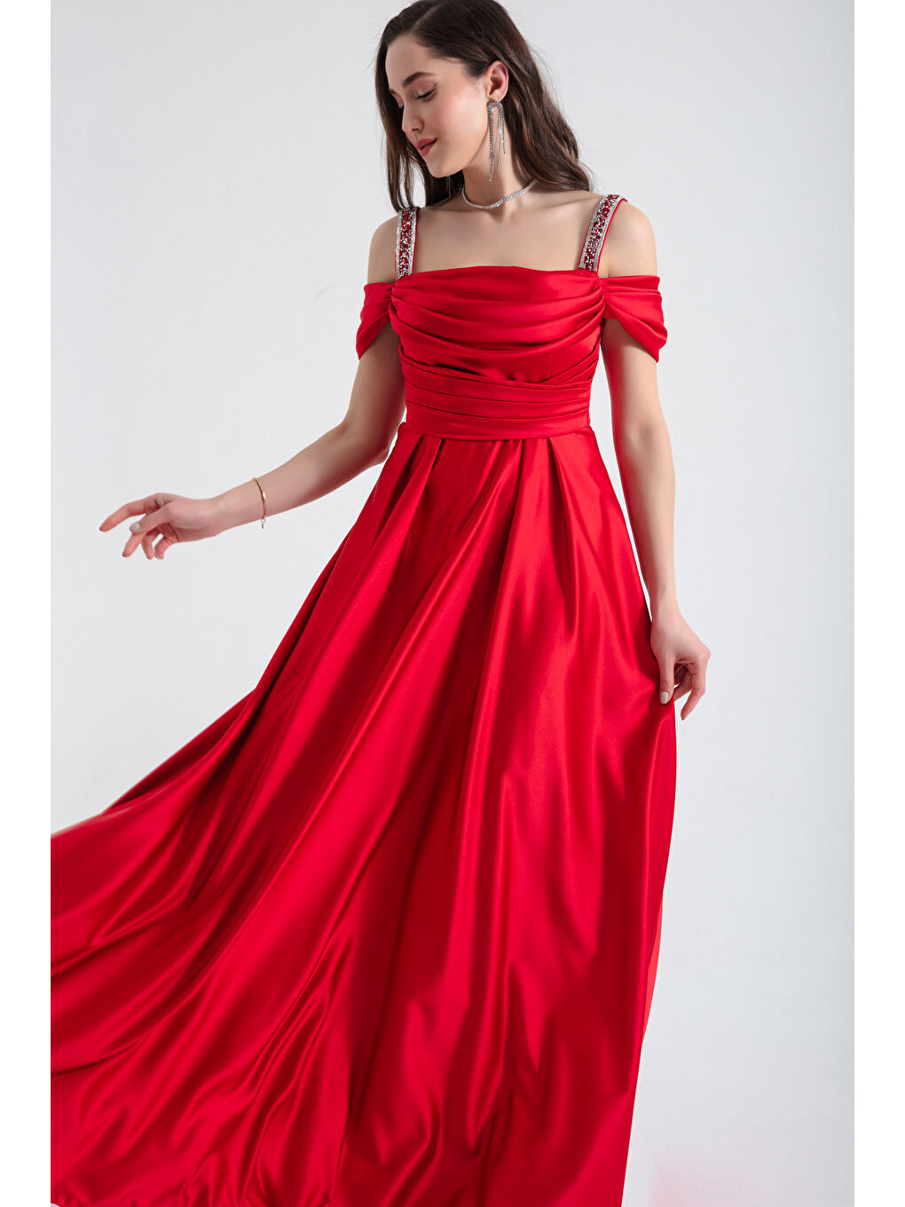 Kadın Kırmızı Taş Askılı Drapeli Uzun Saten Abiye Elbise