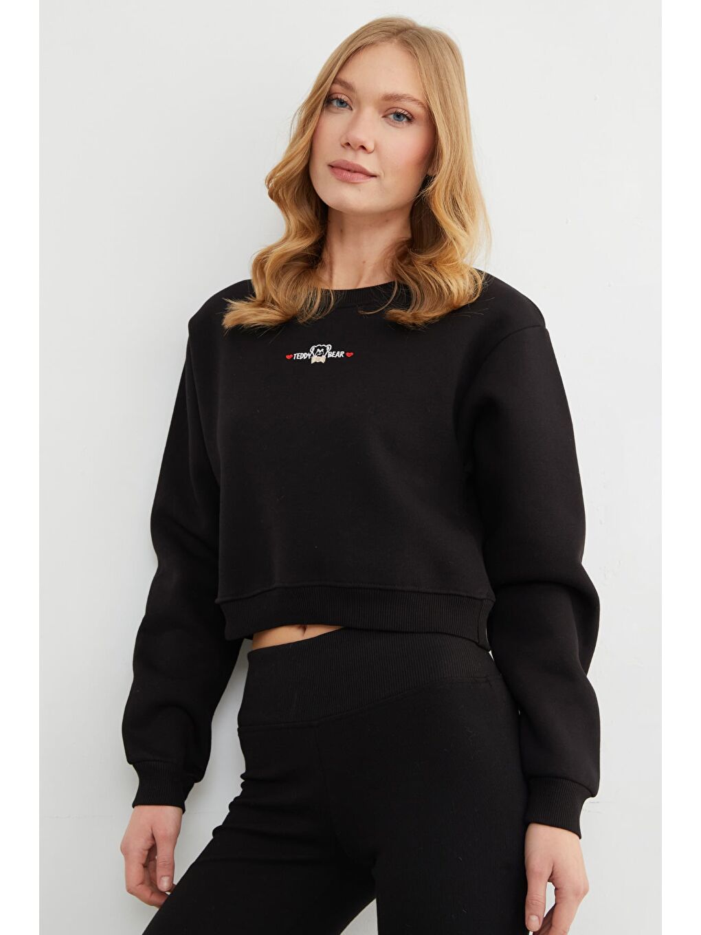 Siyah 3 İplik Ayıcık Nakışlı Crop Sweatshirt