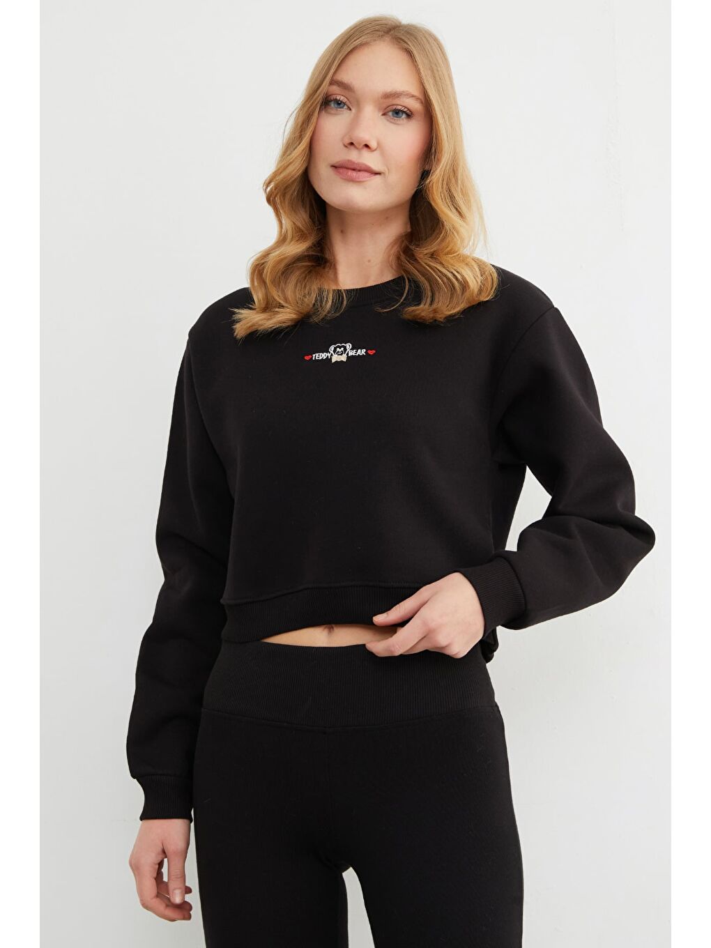 Siyah 3 İplik Ayıcık Nakışlı Crop Sweatshirt-1