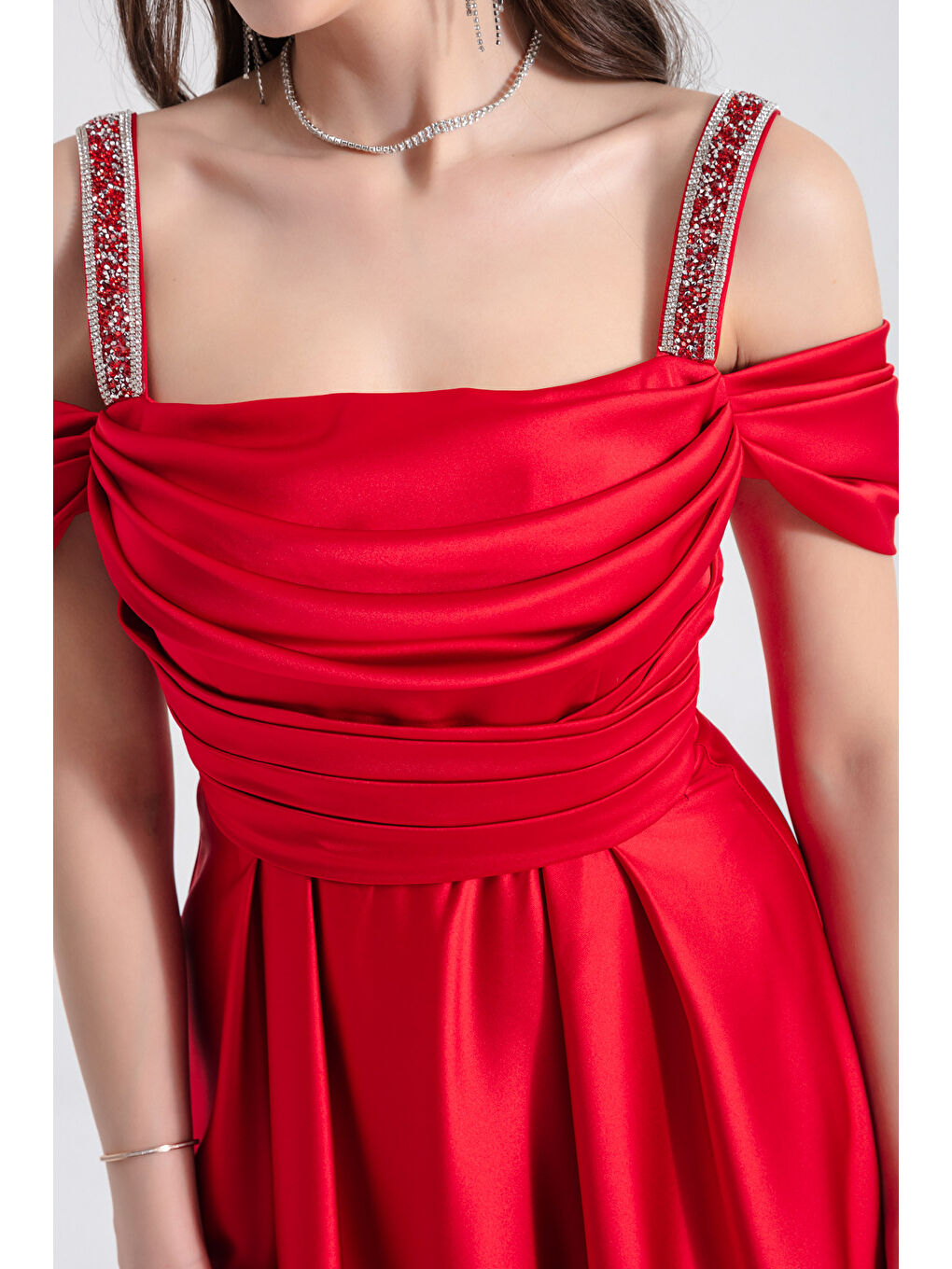 Kadın Kırmızı Taş Askılı Drapeli Uzun Saten Abiye Elbise-1