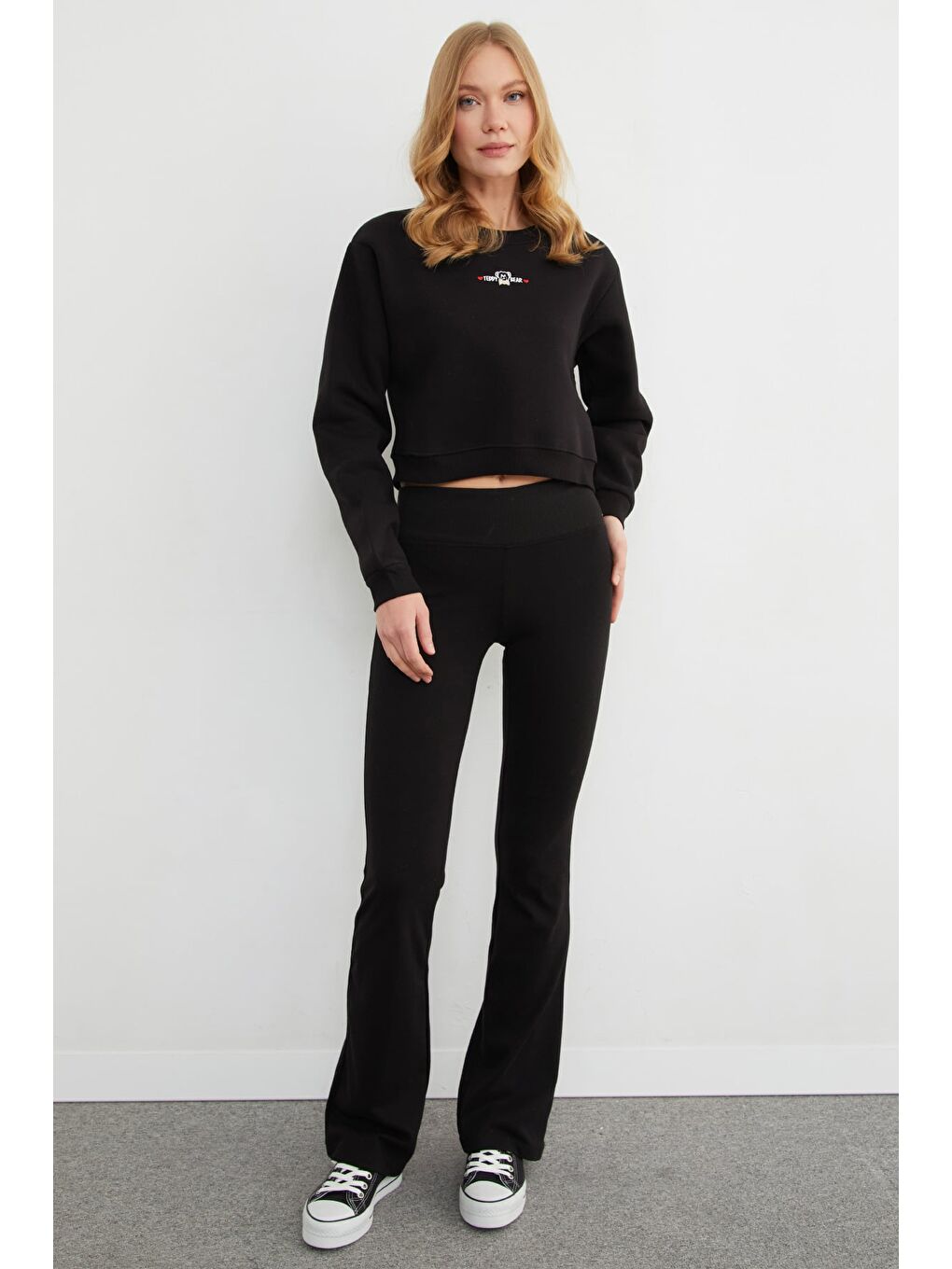 Siyah 3 İplik Ayıcık Nakışlı Crop Sweatshirt-2