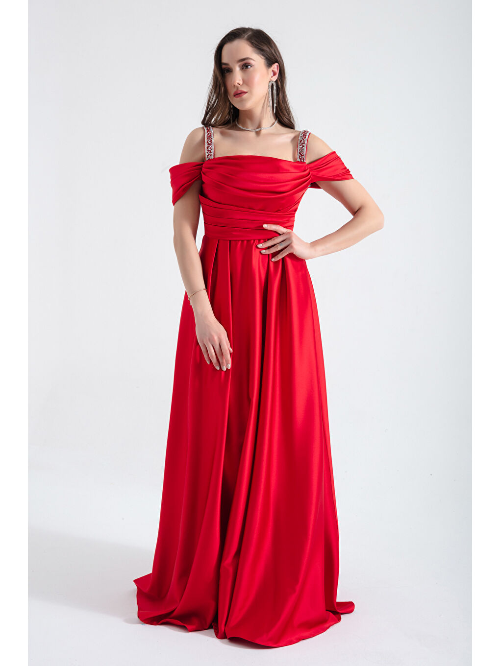 Kadın Kırmızı Taş Askılı Drapeli Uzun Saten Abiye Elbise-3