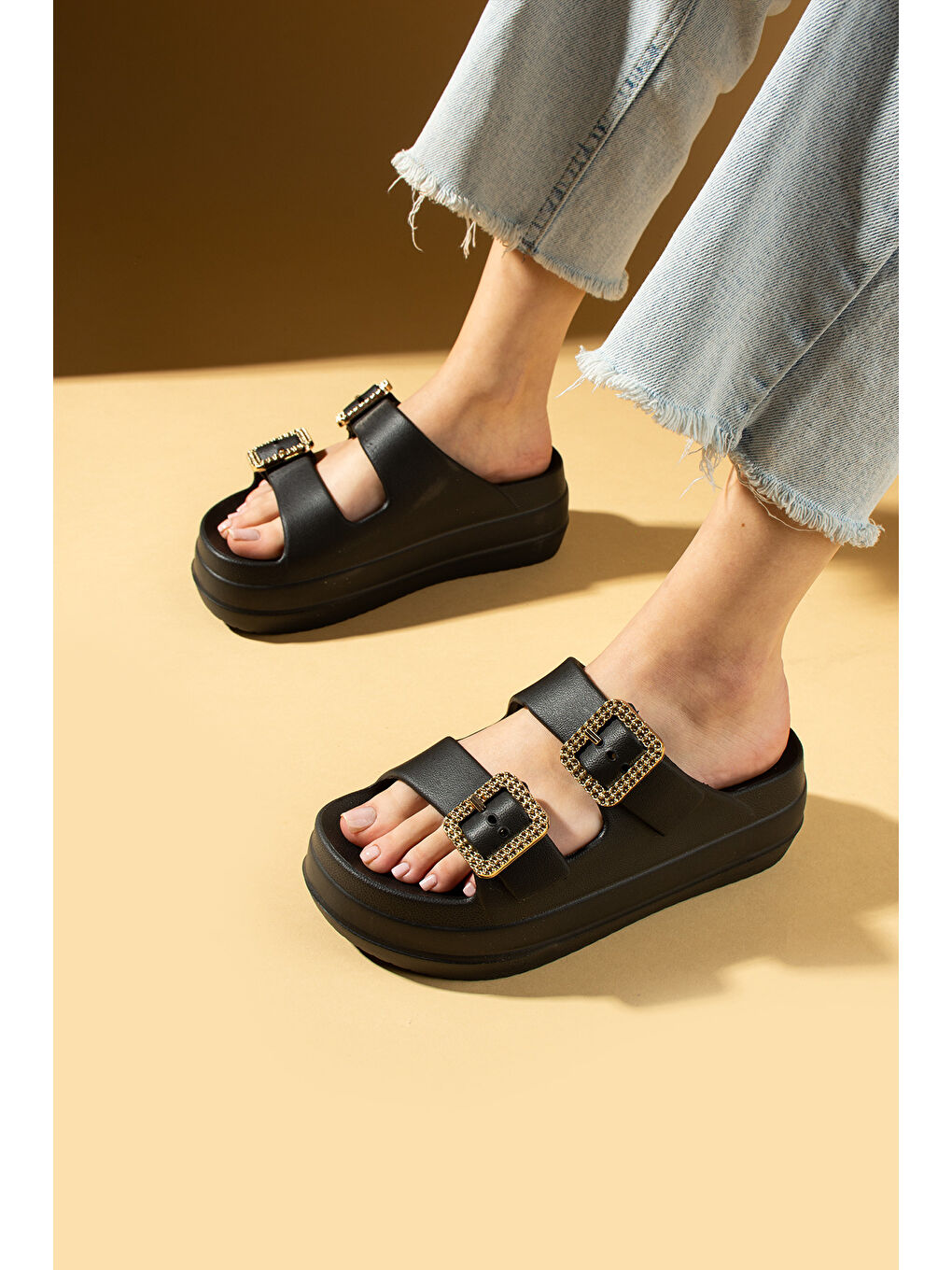 Siyah Kalın Eva Taban Çift Ayarlanabilir Gold Tokalı Kadın Terlik 011-03-25