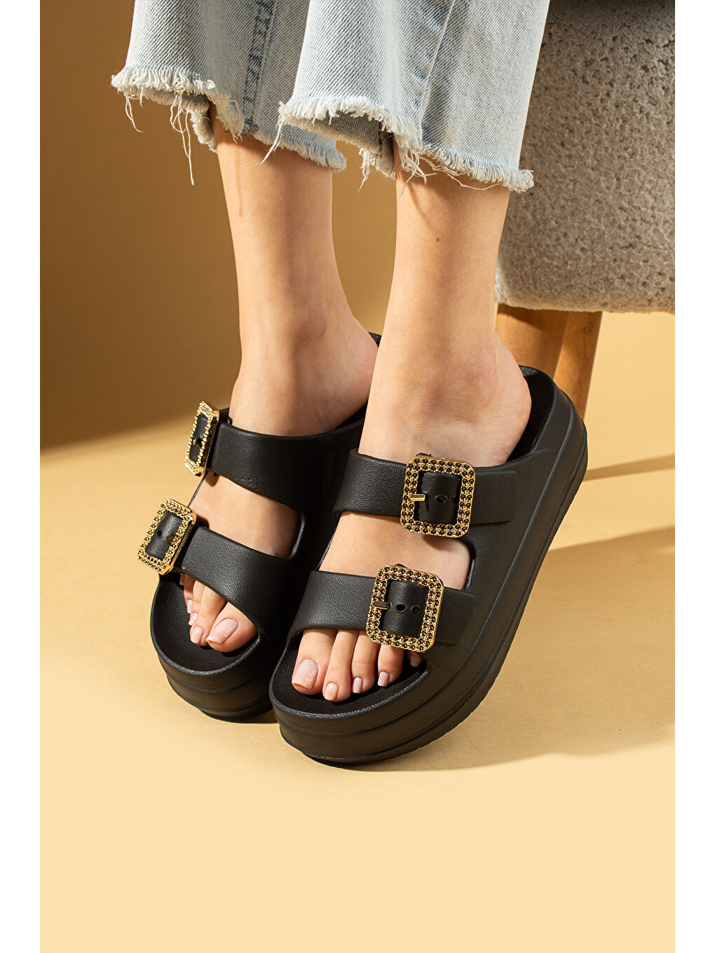 Siyah Kalın Eva Taban Çift Ayarlanabilir Gold Tokalı Kadın Terlik 011-03-25-1