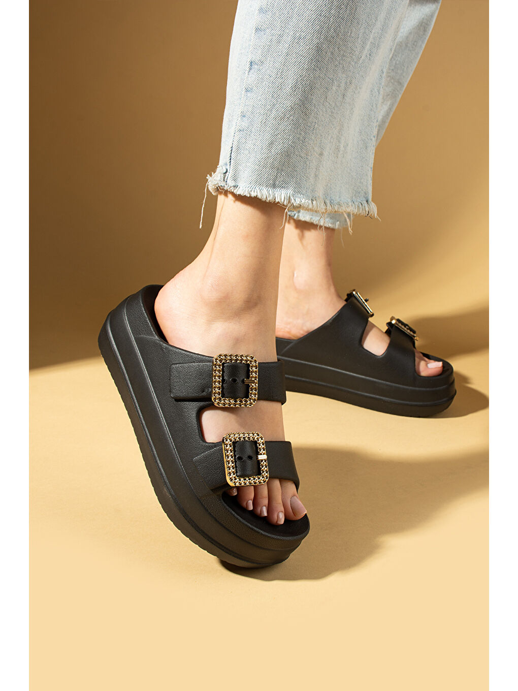 Siyah Kalın Eva Taban Çift Ayarlanabilir Gold Tokalı Kadın Terlik 011-03-25-2