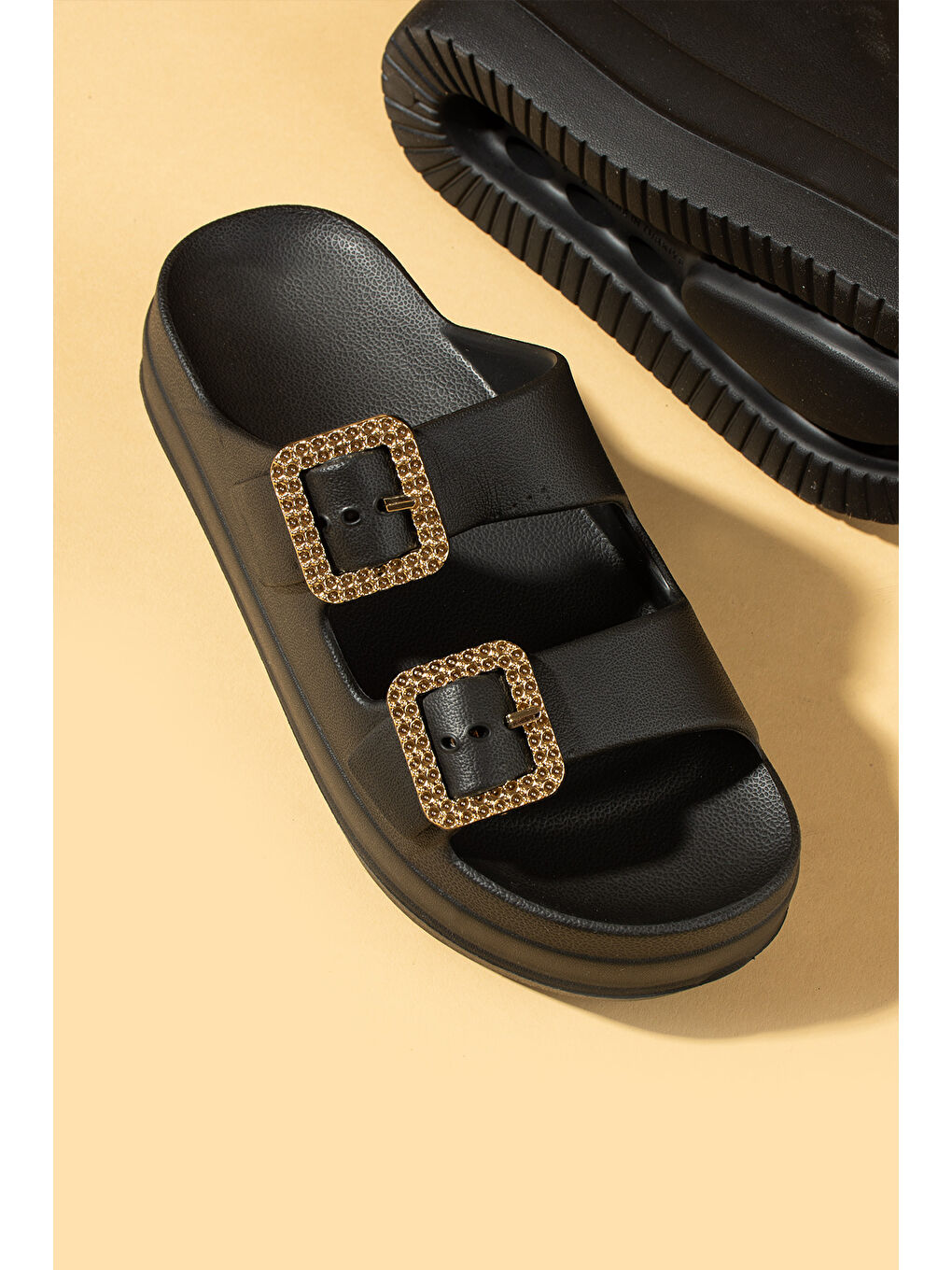 Siyah Kalın Eva Taban Çift Ayarlanabilir Gold Tokalı Kadın Terlik 011-03-25-3