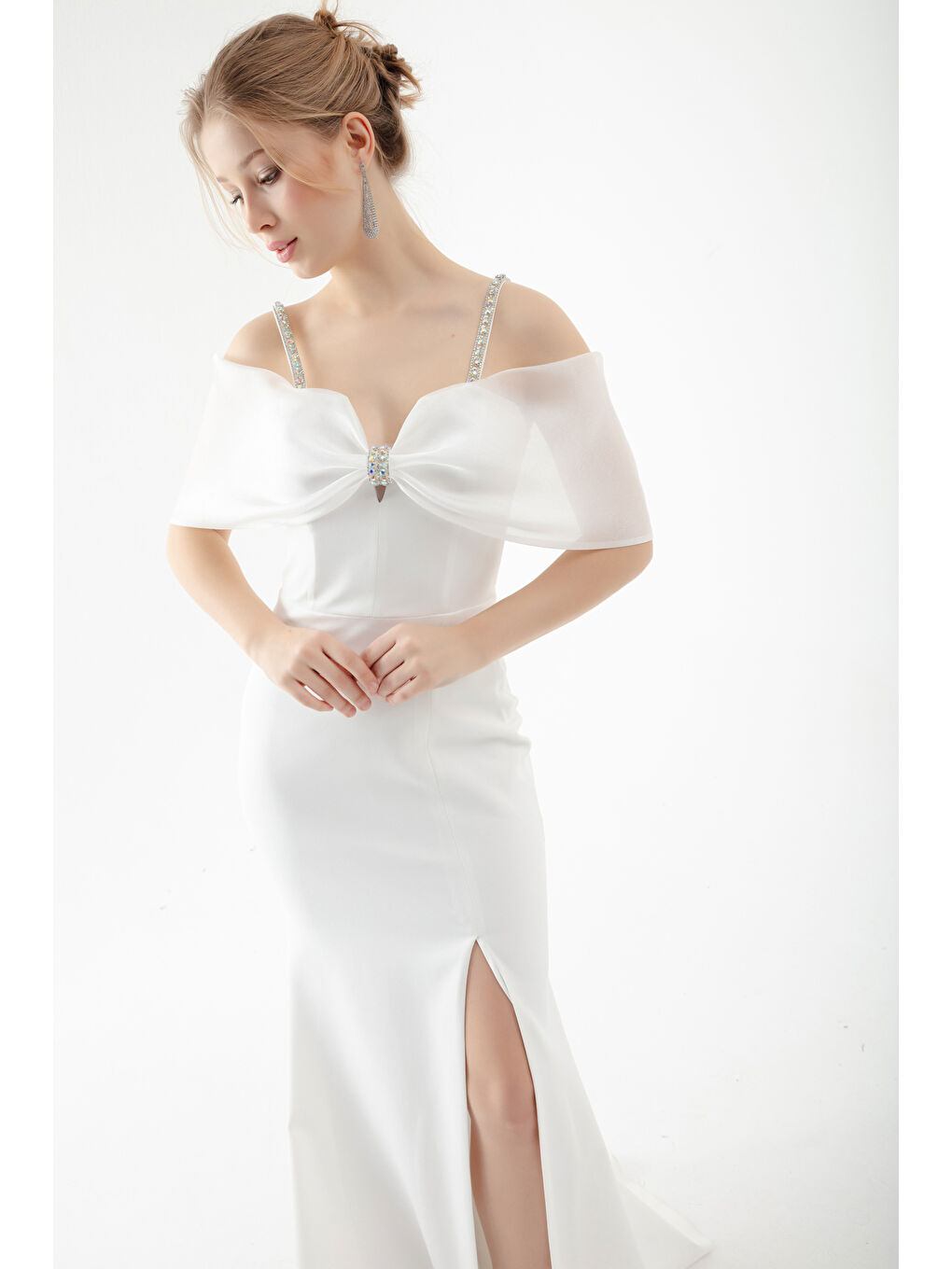 Kadın Beyaz Taş Askılı Uzun Balık Abiye Elbise-1