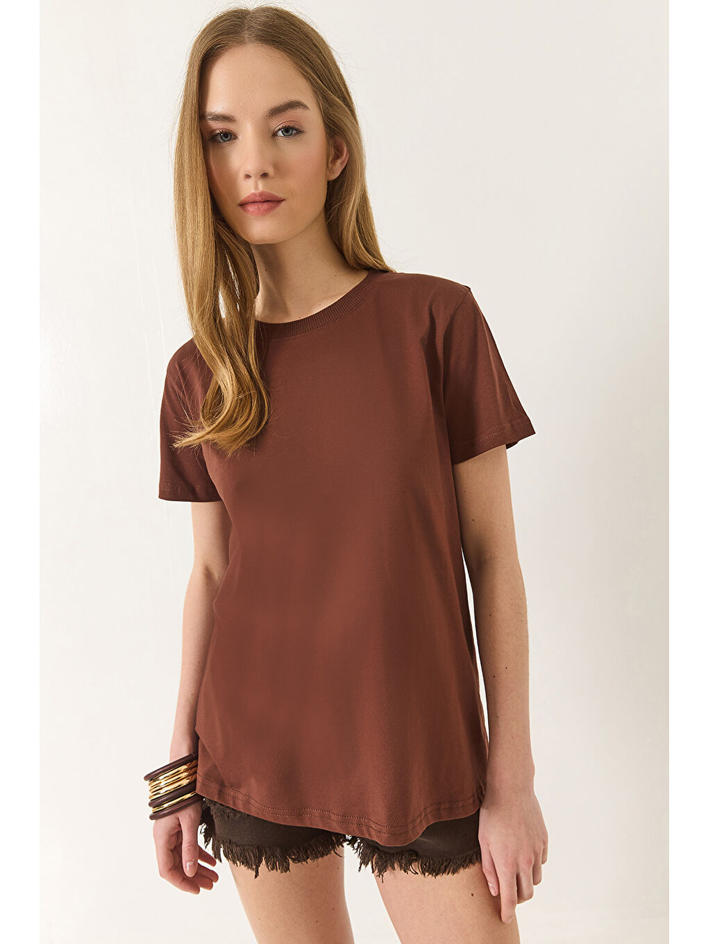 Kahverengi Kadın % Organik Pamuklu Comfort Fit Arkası Uzun Basic T-shirt