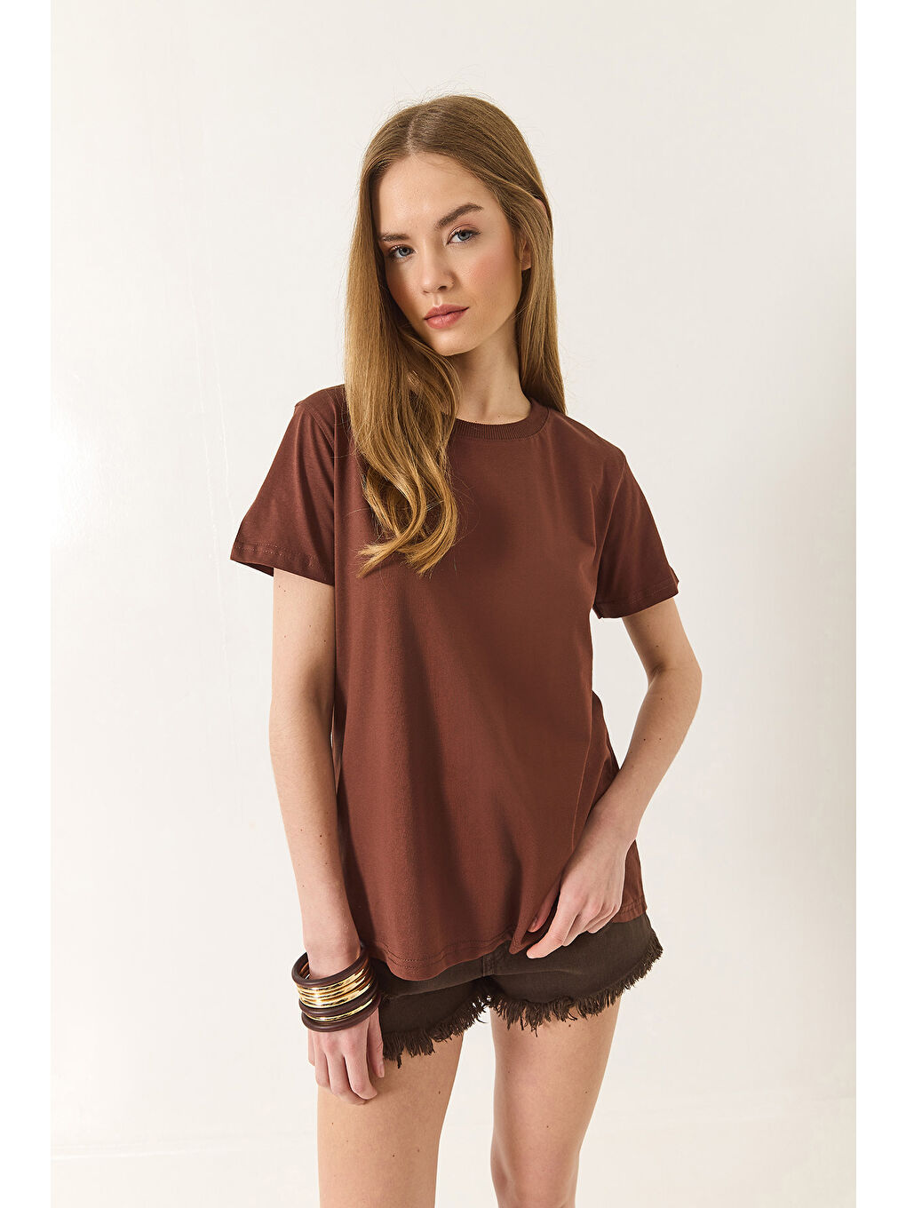 Kahverengi Kadın % Organik Pamuklu Comfort Fit Arkası Uzun Basic T-shirt-1