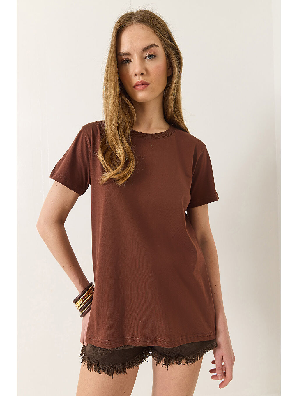 Kahverengi Kadın % Organik Pamuklu Comfort Fit Arkası Uzun Basic T-shirt-2