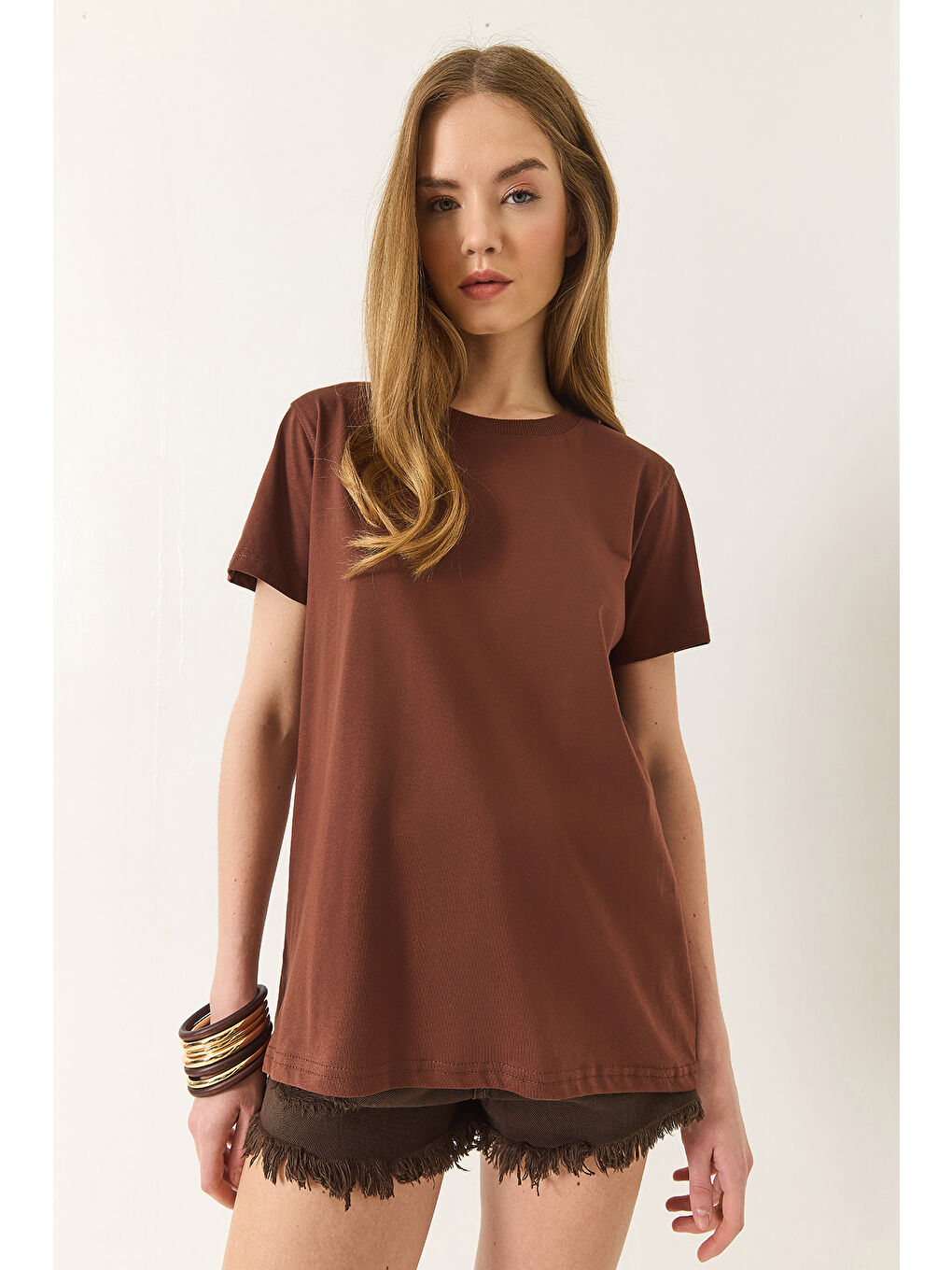 Kahverengi Kadın % Organik Pamuklu Comfort Fit Arkası Uzun Basic T-shirt-3