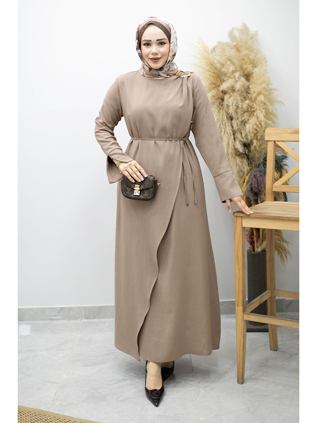 Bej Broş Detaylı Kuşaklı Elbise TSD260198 Vizon
