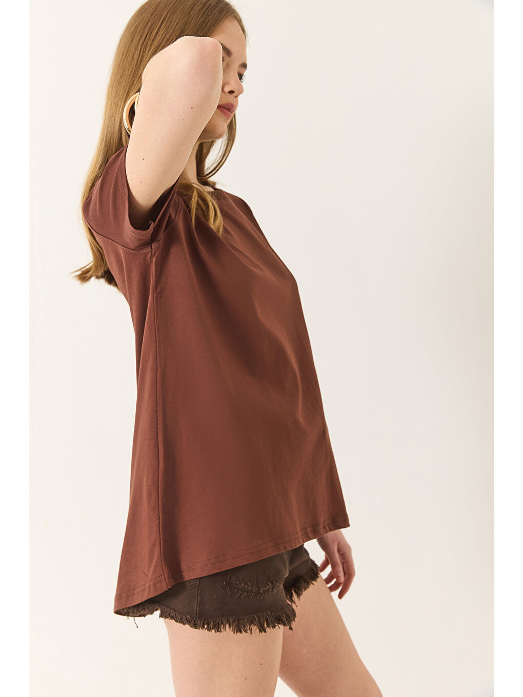 Kahverengi Kadın % Organik Pamuklu Comfort Fit Arkası Uzun Basic T-shirt-4