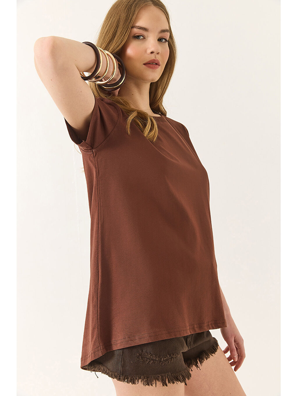 Kahverengi Kadın % Organik Pamuklu Comfort Fit Arkası Uzun Basic T-shirt-5