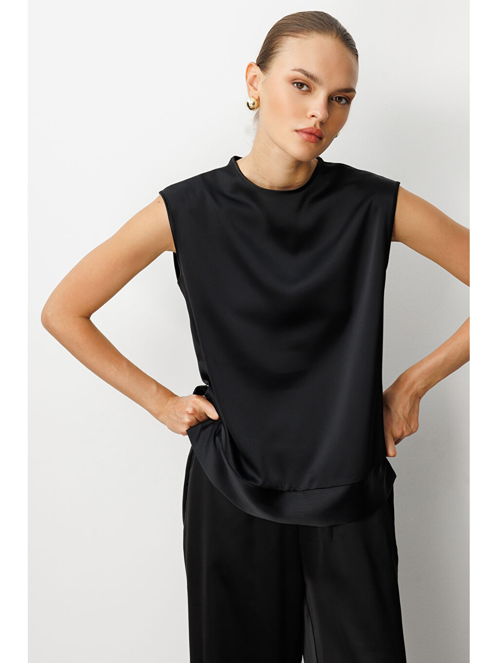 Siyah Kolsuz Basic Saten Bluz