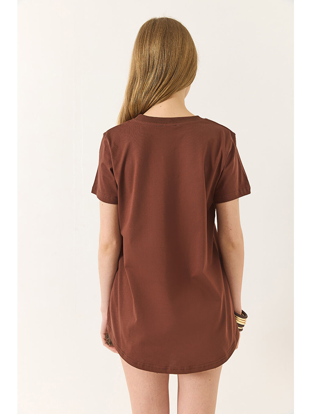 Kahverengi Kadın % Organik Pamuklu Comfort Fit Arkası Uzun Basic T-shirt-6