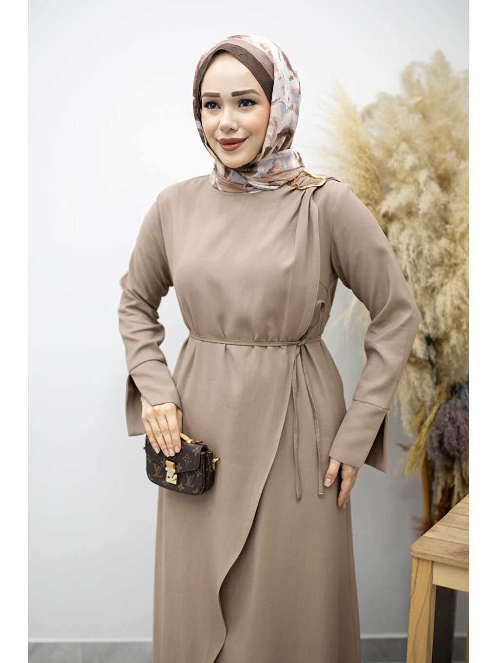 Bej Broş Detaylı Kuşaklı Elbise TSD260198 Vizon-1