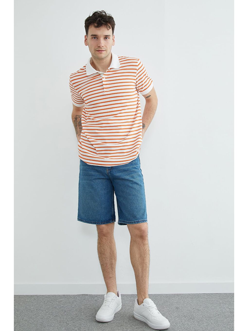 Turuncu Çizgili Polo Yaka Yarım Düğmeli Tişört-1