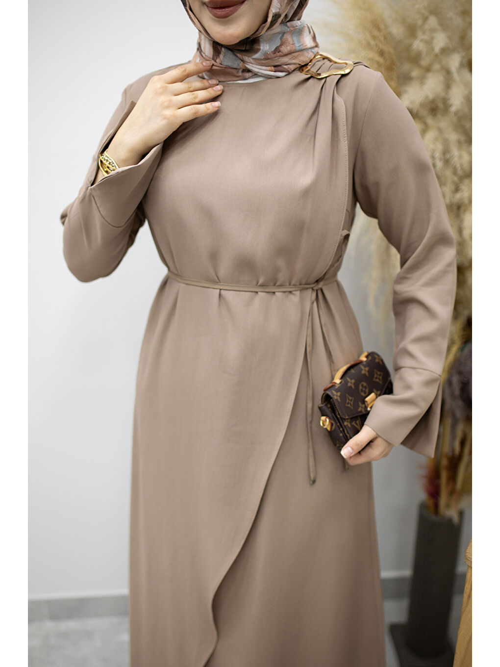 Bej Broş Detaylı Kuşaklı Elbise TSD260198 Vizon-3