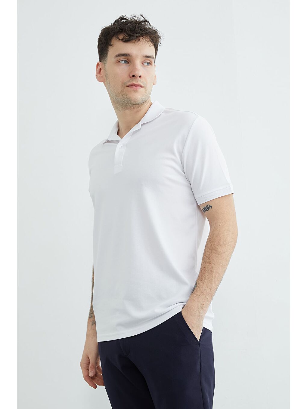 Beyaz Ribanalı Polo Yaka Tişört-3
