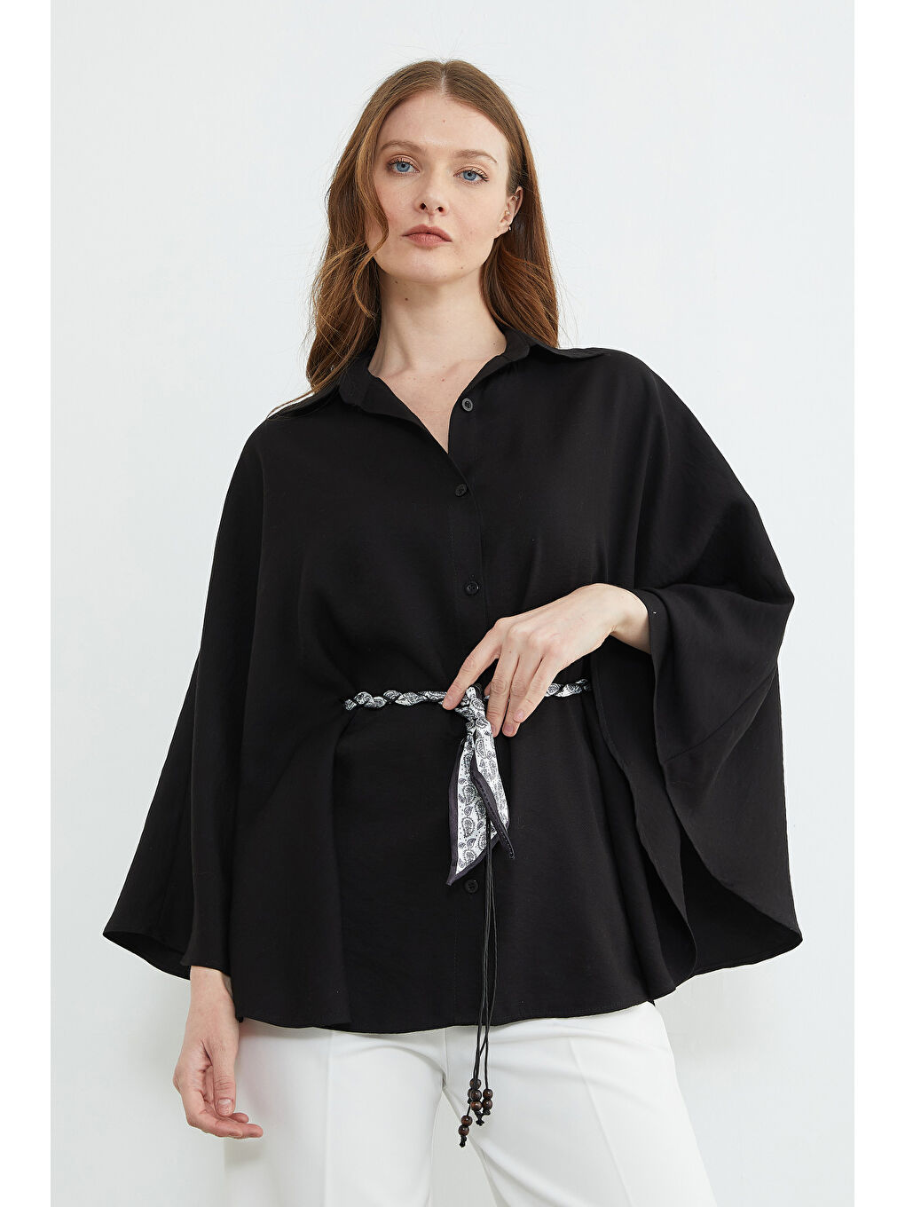 Siyah Kemer Detaylı Düğmeli Panço