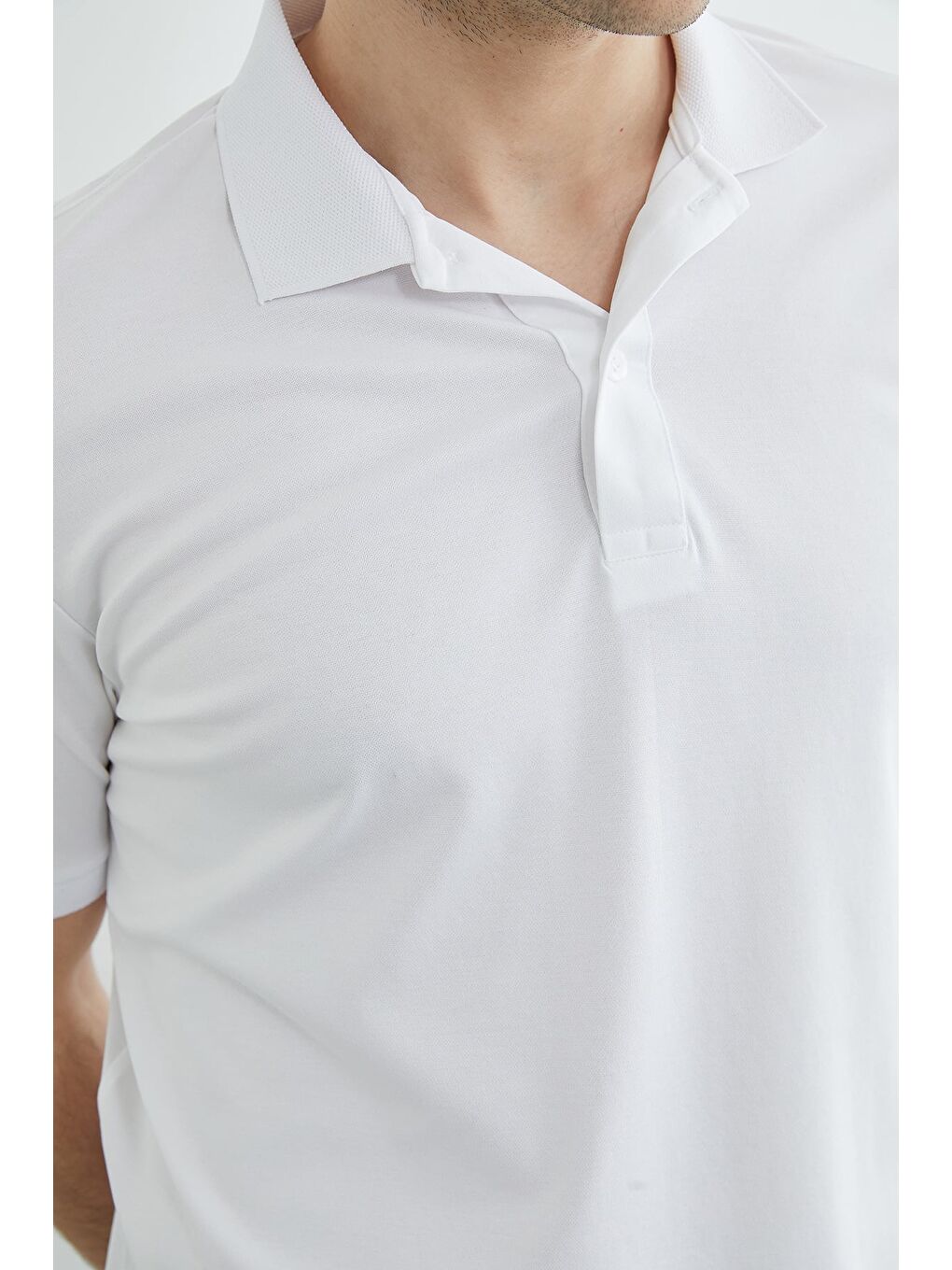Beyaz Ribanalı Polo Yaka Tişört-4