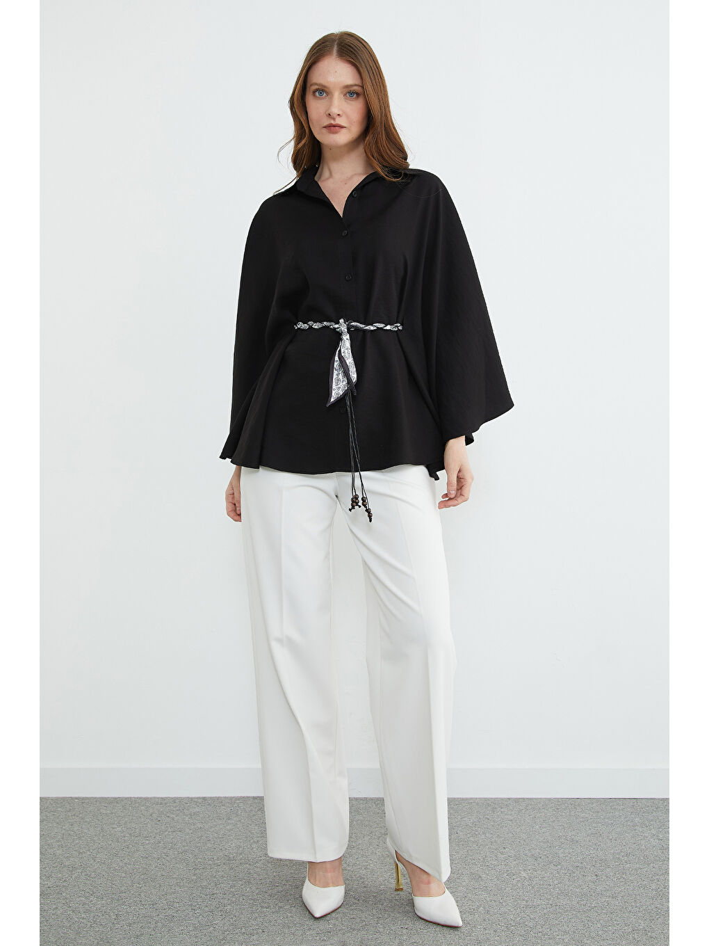 Siyah Kemer Detaylı Düğmeli Panço-1