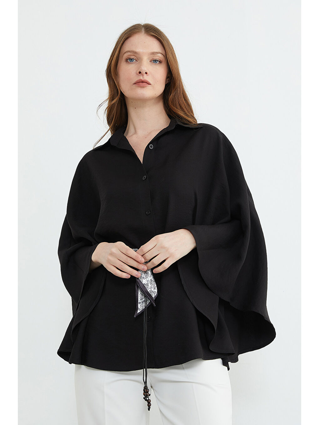 Siyah Kemer Detaylı Düğmeli Panço-3