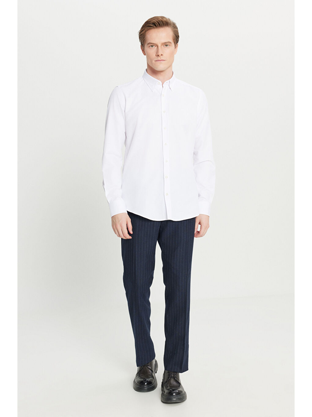 Erkek Beyaz Pamuklu Tailored Slim Fit Dar Kesim Gizli Düğmeli Yaka Armürlü Gömlek-1