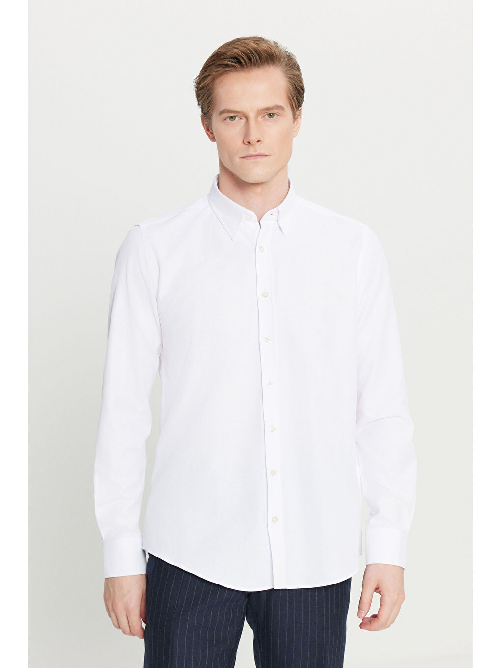 Erkek Beyaz Pamuklu Tailored Slim Fit Dar Kesim Gizli Düğmeli Yaka Armürlü Gömlek-2