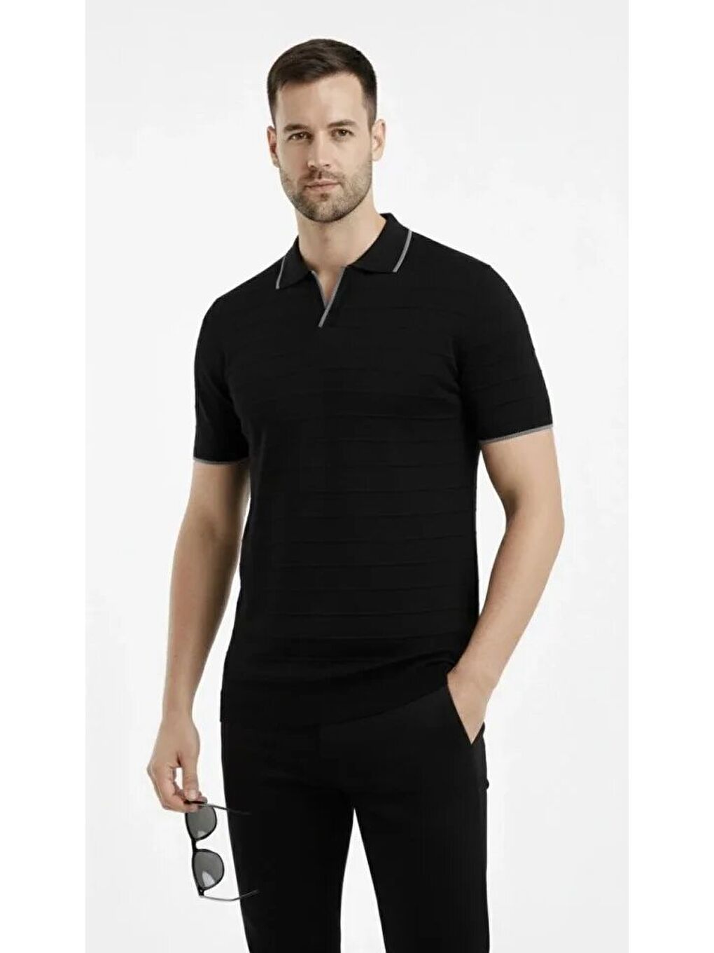 Siyah Erkek Triko Kumaş Yakalı Düğmesiz Açık Yaka Fitilli Kısa Kollu Regular Fit Tişört-2