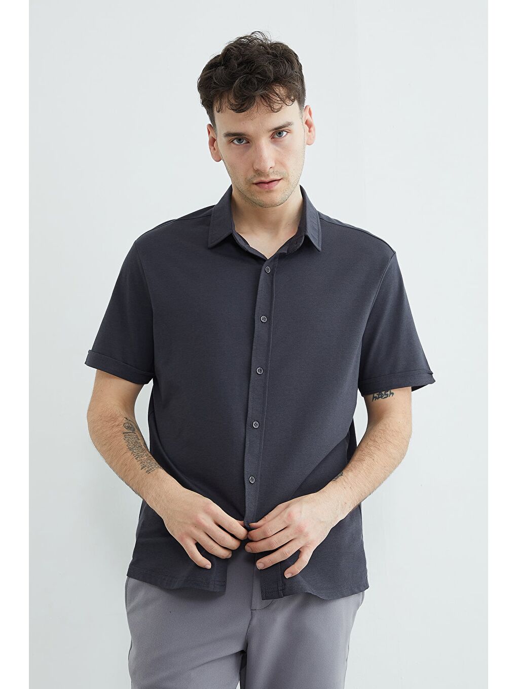 Gri Basic Düğmeli Kısa Kol Gömlek-4