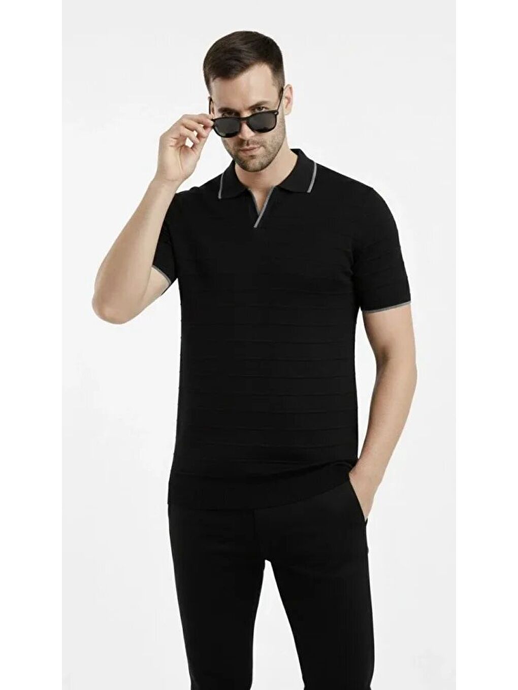Siyah Erkek Triko Kumaş Yakalı Düğmesiz Açık Yaka Fitilli Kısa Kollu Regular Fit Tişört-3