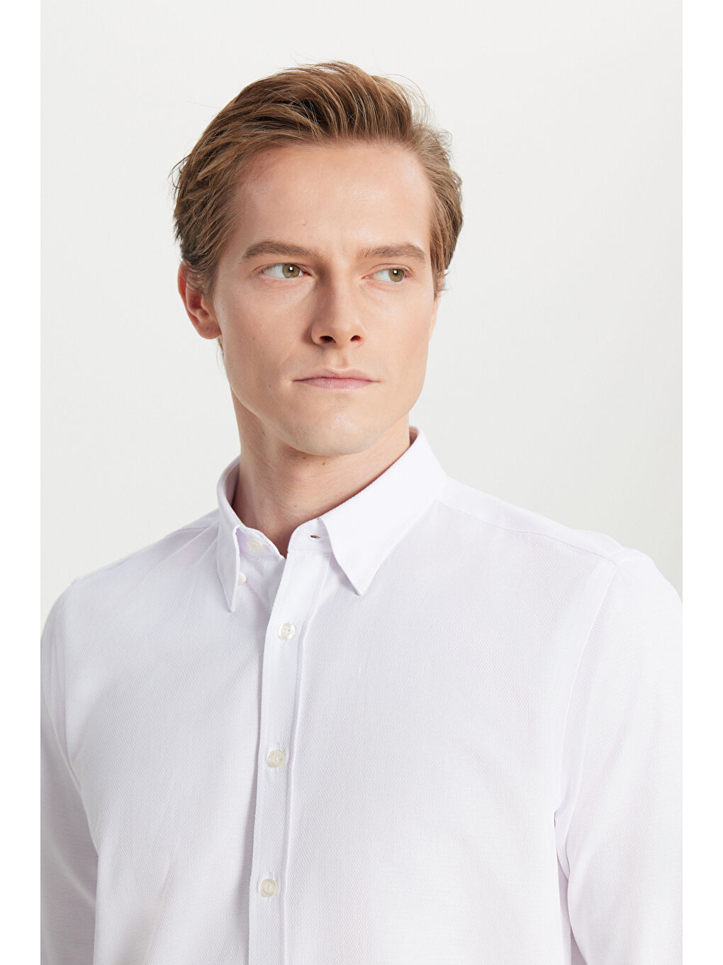 Erkek Beyaz Pamuklu Tailored Slim Fit Dar Kesim Gizli Düğmeli Yaka Armürlü Gömlek-3