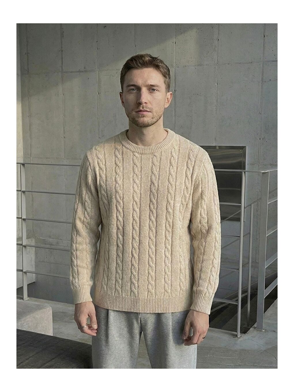 Bej Erkek Bisiklet Yaka Slim Fit Saç Örgülü Triko Kazak