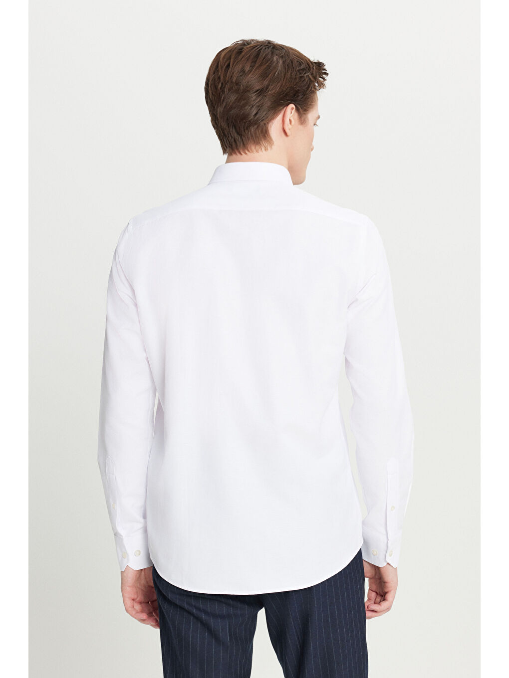 Erkek Beyaz Pamuklu Tailored Slim Fit Dar Kesim Gizli Düğmeli Yaka Armürlü Gömlek-4
