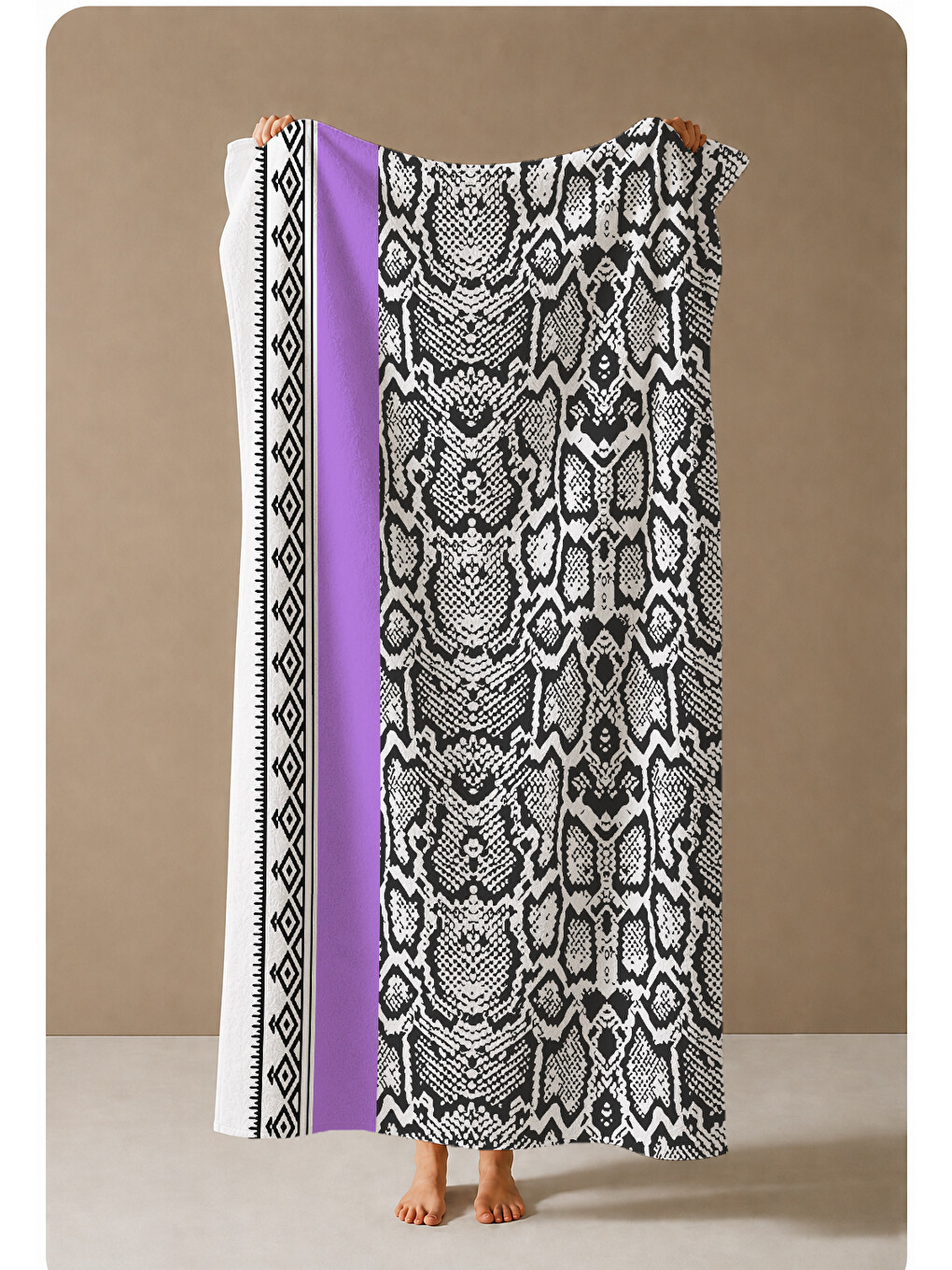 Mor Şeritli Siyah Beyaz Etnik Desenli 70x150 Cm Dijital Baskılı Plaj Ve Banyo Havlusu-3