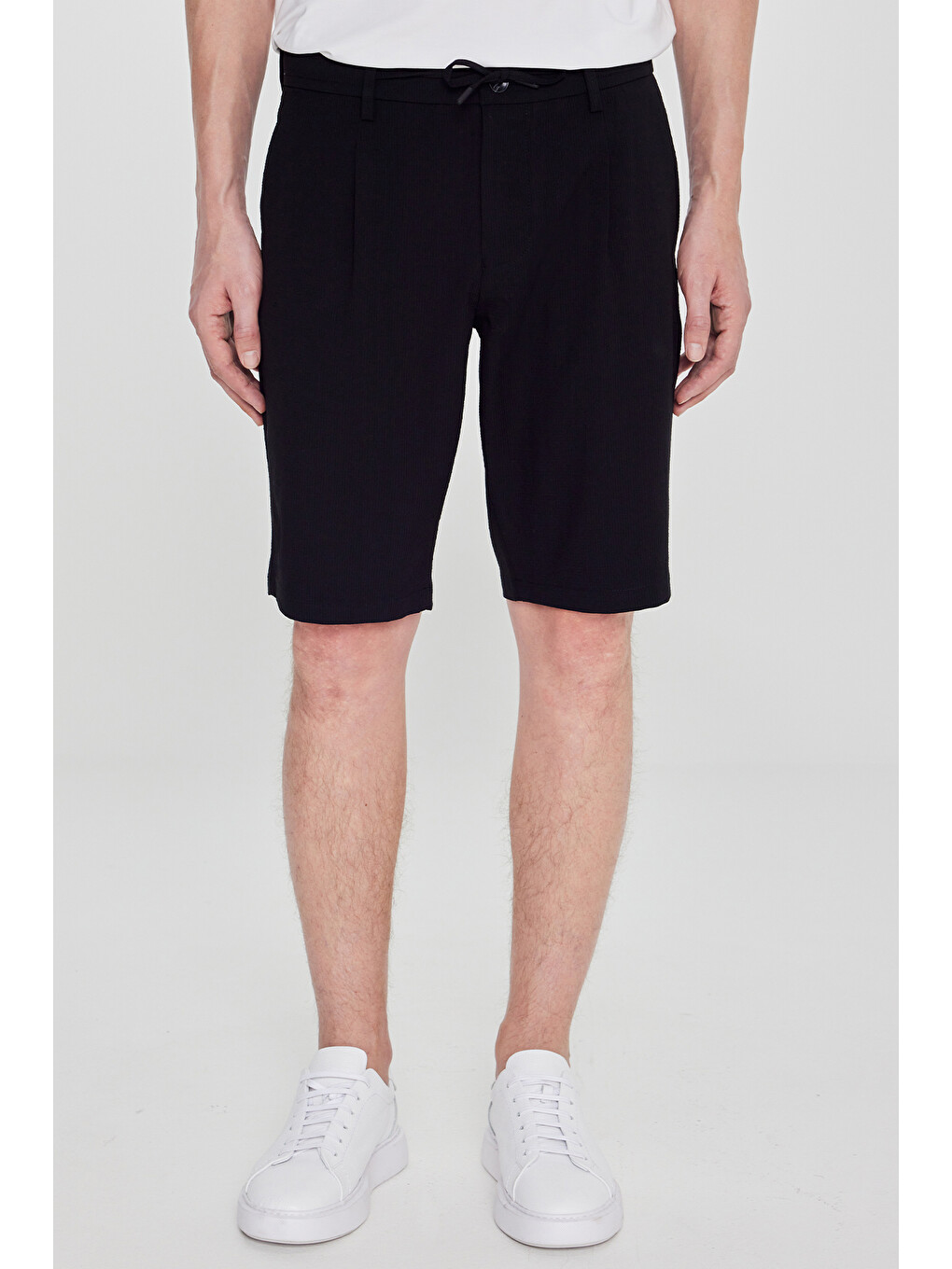 Erkek Siyah Slim Fit Dar Kesim Beli Bağlamalı Yan Cepli Düz Gofre Desenli Esnek Şort-1