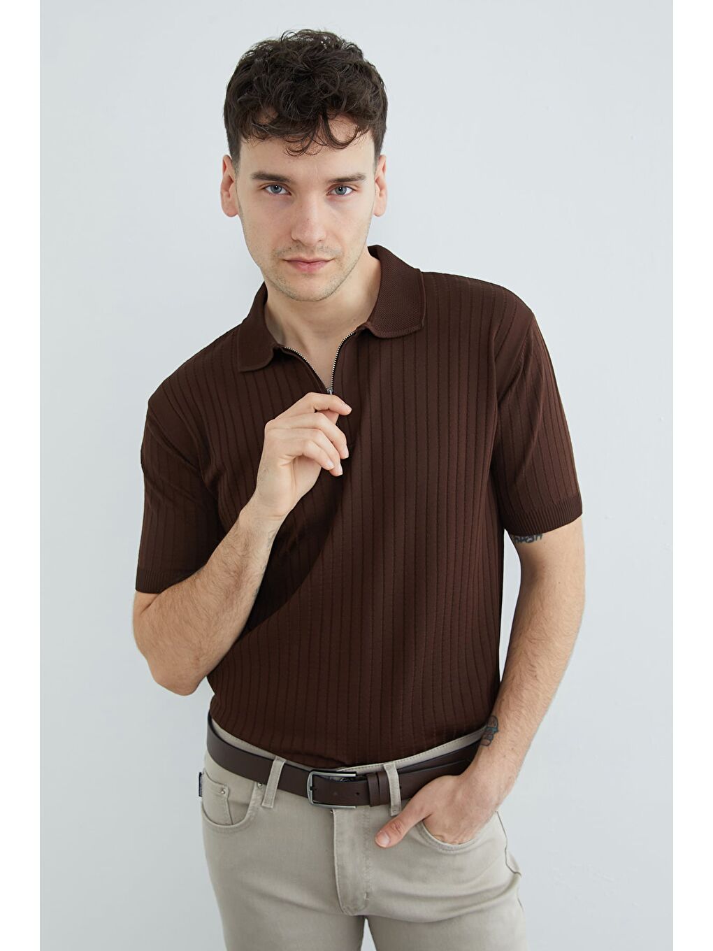 Kahverengi Fitilli Polo Yaka Yarım Fermuarlı Triko Tişört-1