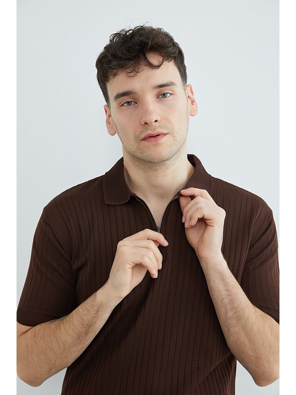 Kahverengi Fitilli Polo Yaka Yarım Fermuarlı Triko Tişört-2