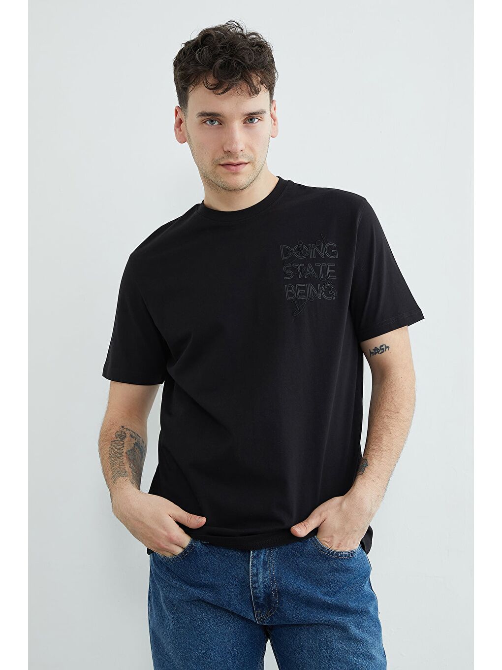 Siyah Yazı Nakışlı Bisiklet Yaka Tişört