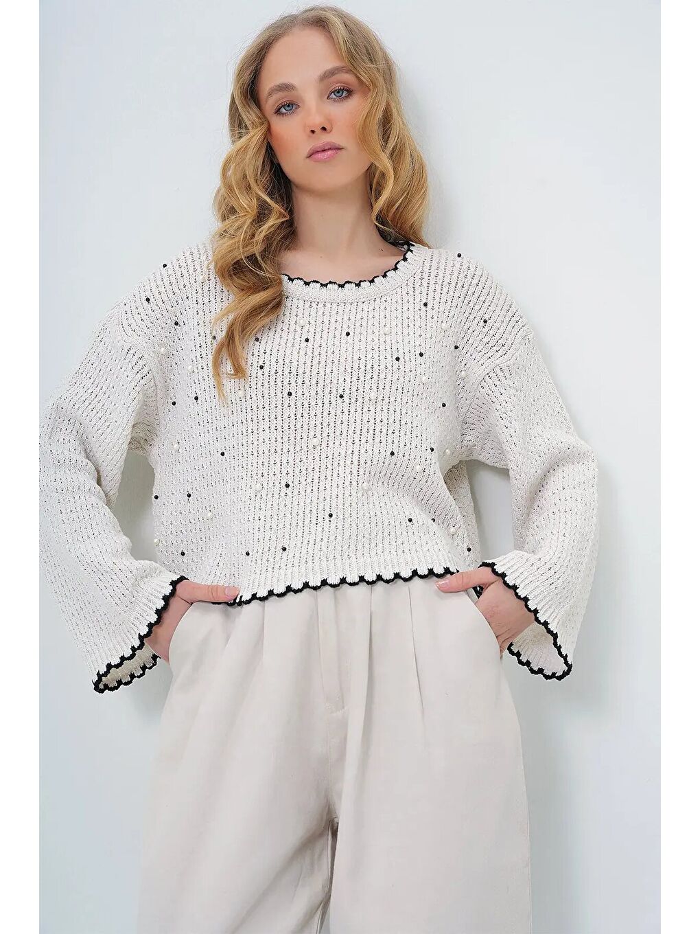 Ekru Kadın Kontrast Kenarlı Süslemeli Triko Kazak-1