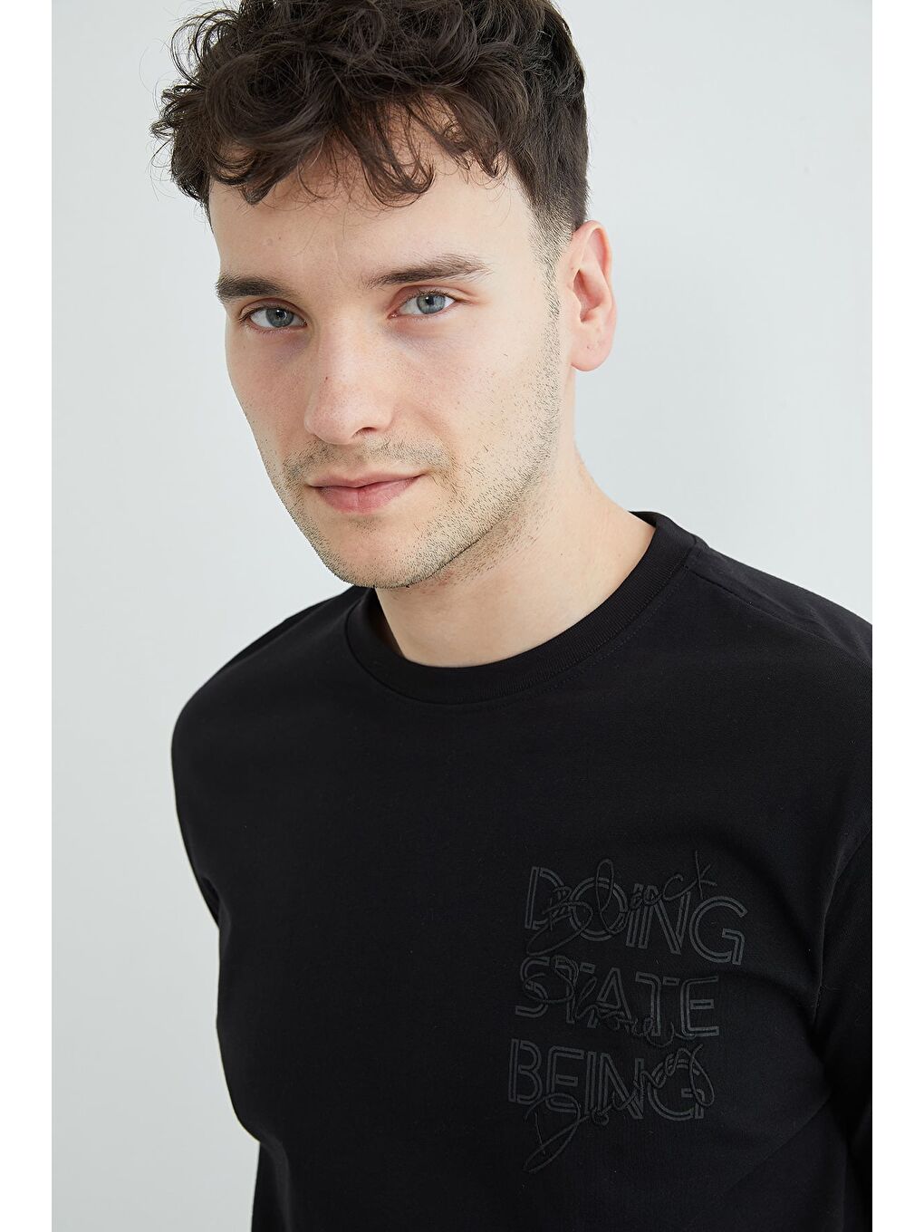 Siyah Yazı Nakışlı Bisiklet Yaka Tişört-1